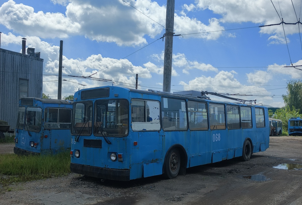 068 068