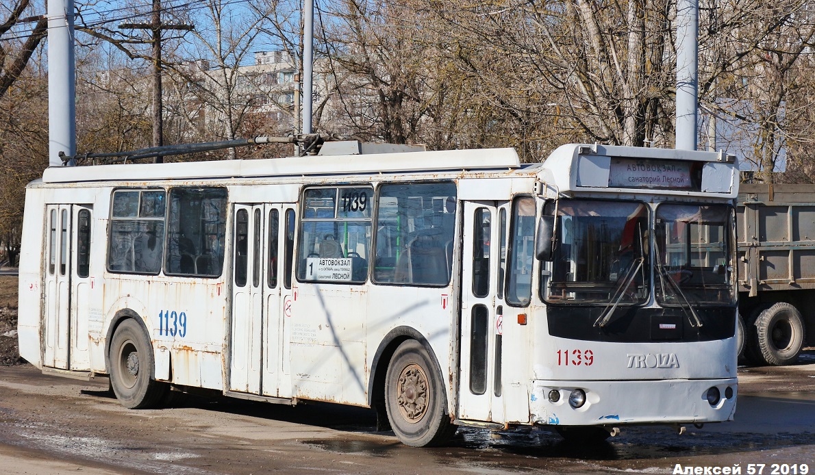 1139
